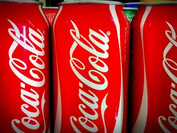 Imagen de archivo de tres latas de Coca-Cola Imagen de archivo de tres latas de Coca-Cola