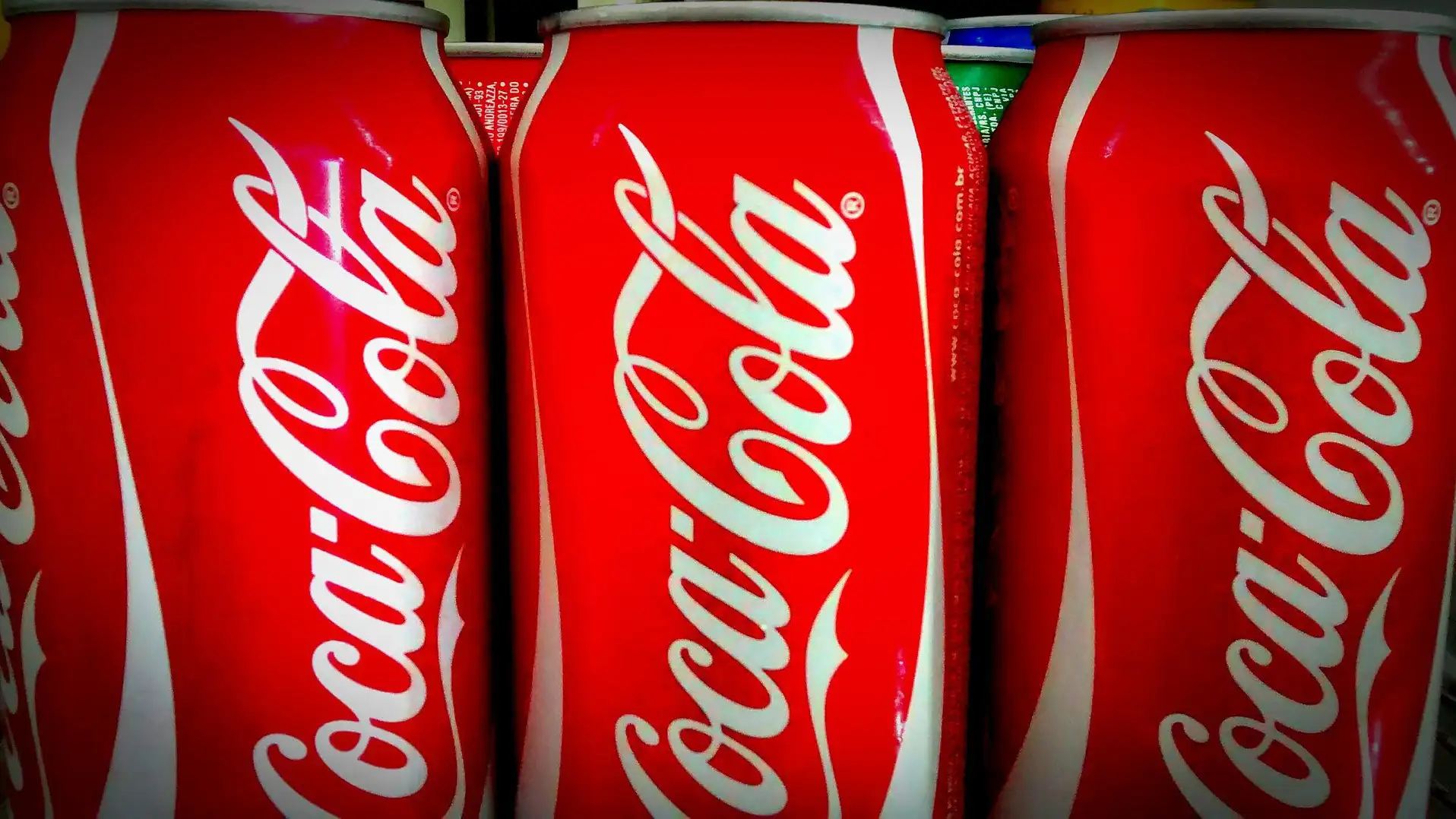 Imagen de archivo de tres latas de Coca-Cola Imagen de archivo de tres latas de Coca-Cola