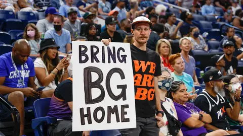 Un aficionado pide la liberación de Brittney Griner, encarcelada en Rusia Un aficionado pide la liberación de Brittney Griner, encarcelada en Rusia