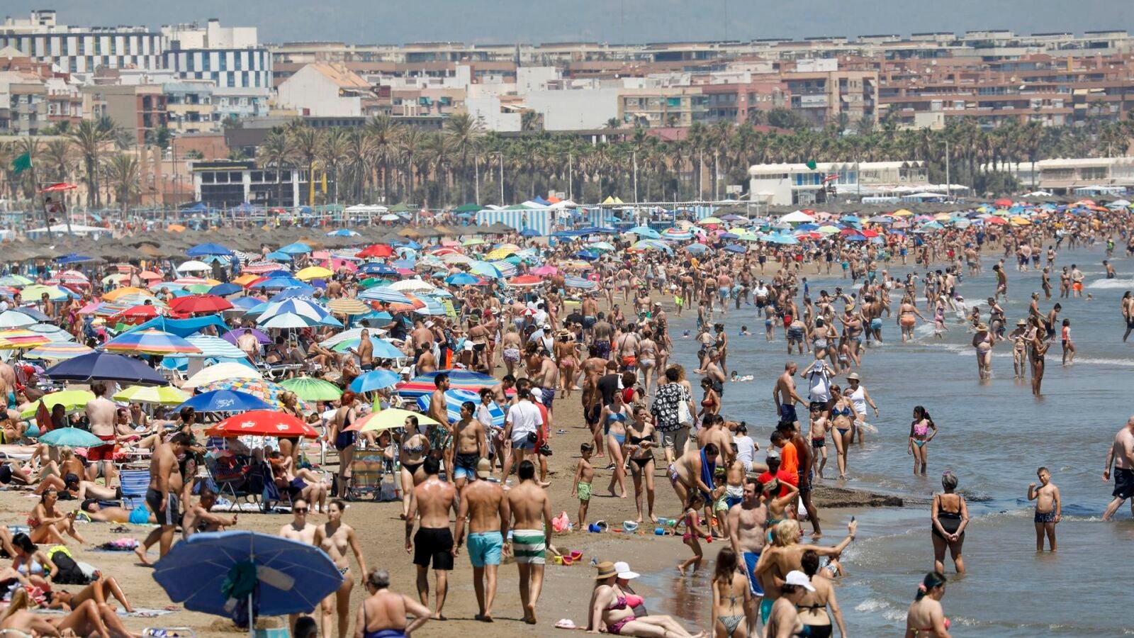 Un hombre es detenido por intentar violar y ahogar a una mujer en la playa de La Malvarrosa