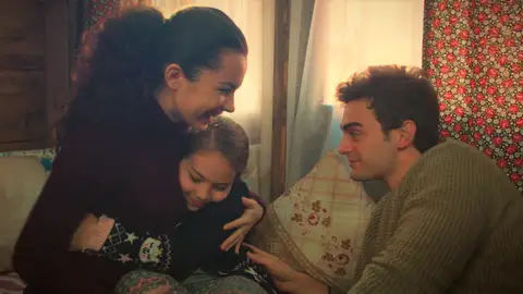 ¡La infidelidad de Akif con Suzan, al descubierto! ¡La infidelidad de Akif con Suzan, al descubierto!