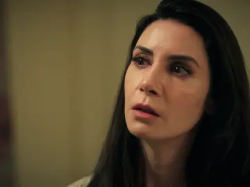¡Hatice pilla en la cama a Akif con Suzan, su amante! ¡Hatice pilla en la cama a Akif con Suzan, su amante!