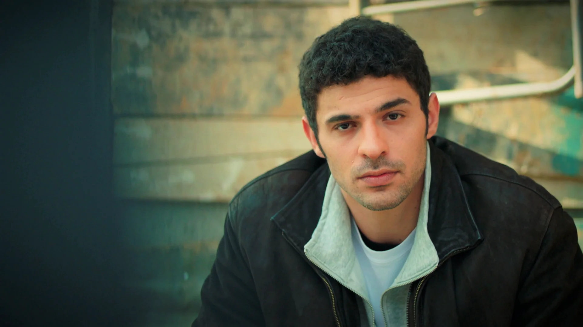 Expulsan a Omer, Asiye y sus primos del colegio mientras Kadir y Orhan son despedidos de sus respectivos trabajos Expulsan a Omer, Asiye y sus primos del colegio mientras Kadir y Orhan son despedidos de sus respectivos trabajos