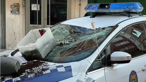 Así quedó el coche de la policía local de Arteixo Así quedó el coche de la policía local de Arteixo