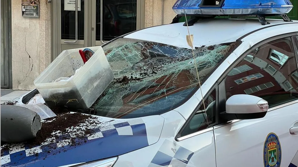 Así quedó el coche de la policía local de Arteixo Así quedó el coche de la policía local de Arteixo