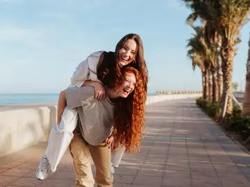 Jóvenes sonrientes junto al mar Jóvenes sonrientes junto al mar