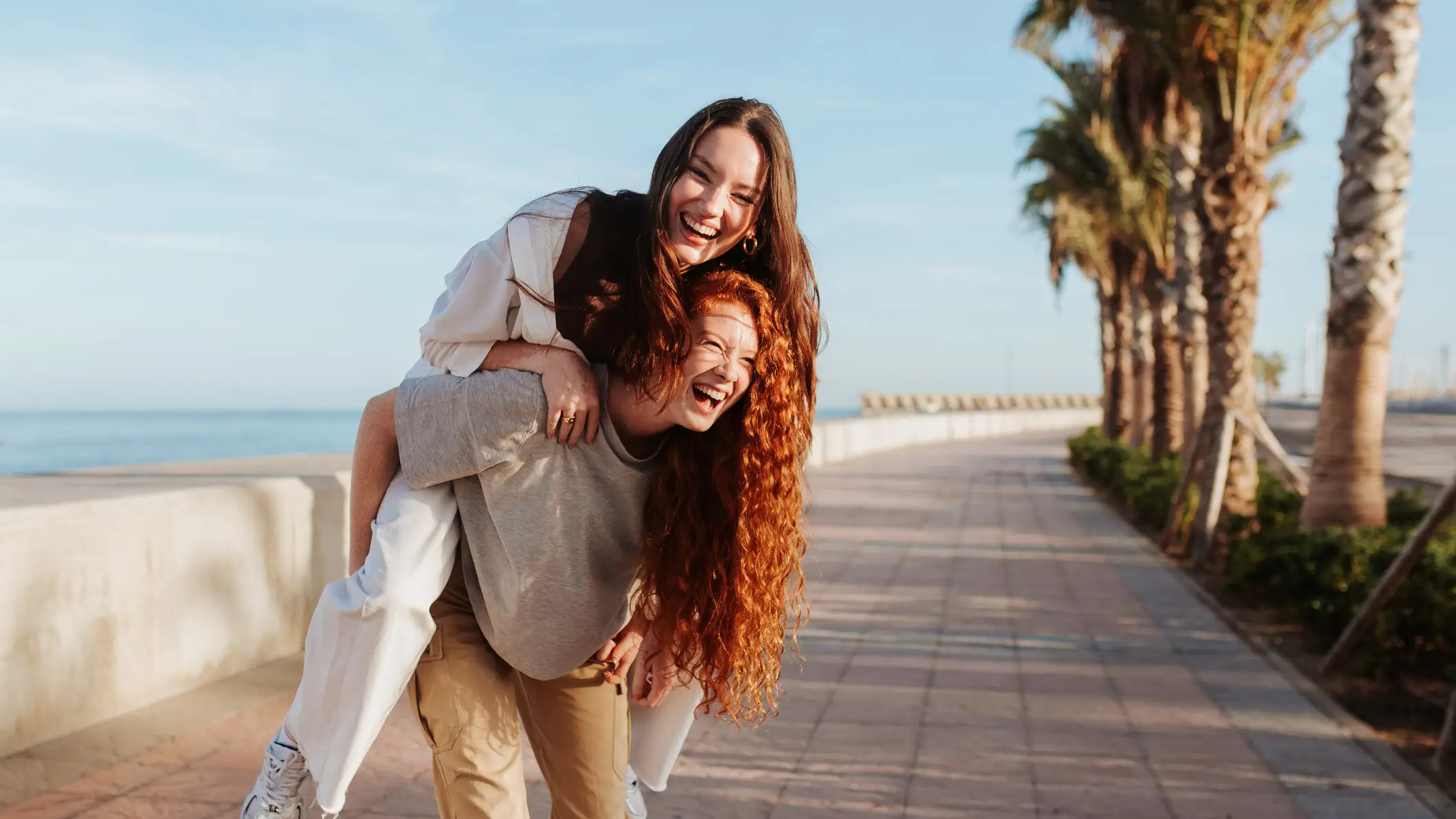 Jóvenes sonrientes junto al mar Jóvenes sonrientes junto al mar