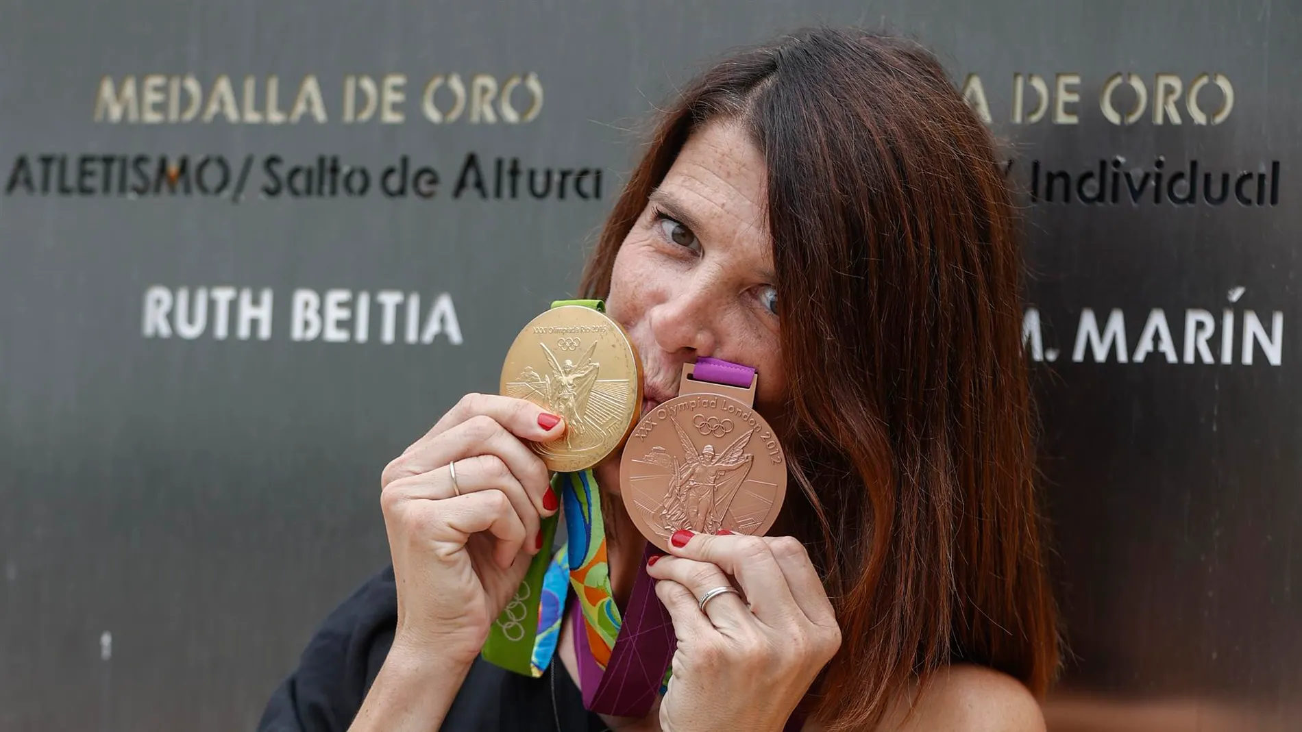 Ruth Beitia ya posa con su medalla de bronces de Londres 2012