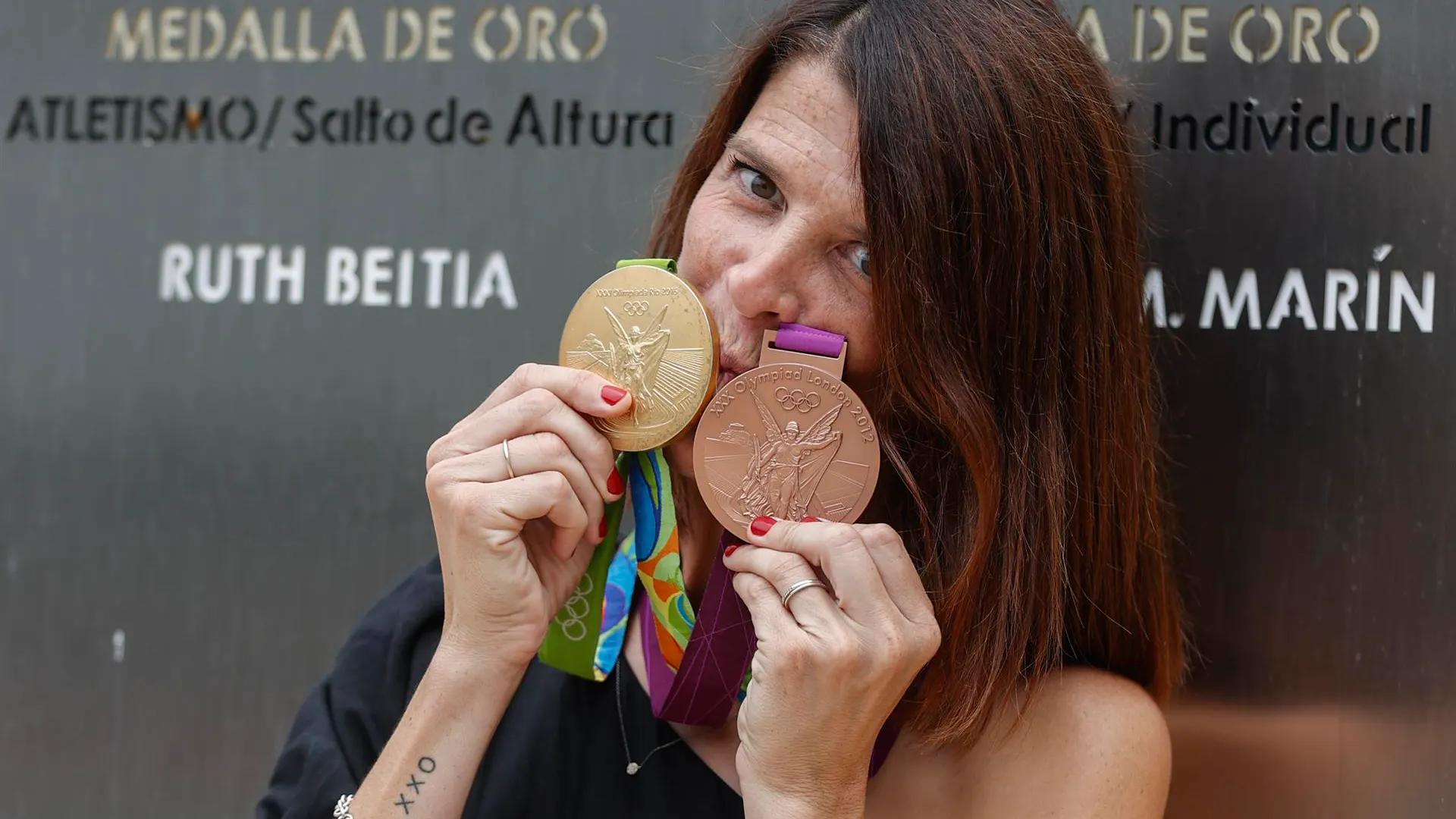 Ruth Beitia ya posa con su medalla de bronces de Londres 2012