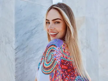 Mujer sonríe a cámara. Mujer sonríe a cámara.