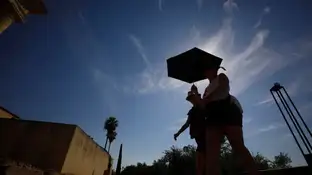 Unos turistas se protegen del sol en Córdoba en plena ola de calor Unos turistas se protegen del sol en Córdoba en plena ola de calor
