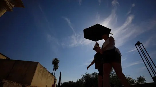 Unos turistas se protegen del sol en Córdoba en plena ola de calor Unos turistas se protegen del sol en Córdoba en plena ola de calor
