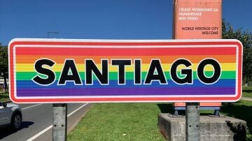 Cartel de Santiago con los colores de la bandera arcoíris