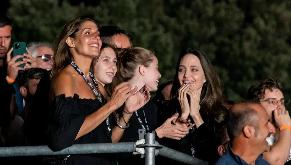 Angelina Jolie y su hija Shiloh en un concierto de Måneskin