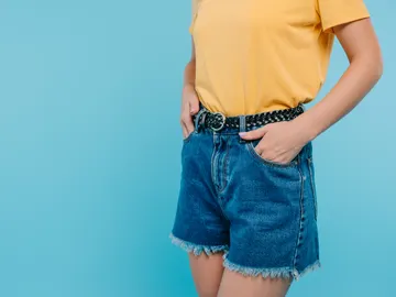 Mujer con pantalón corto Mujer con pantalón corto