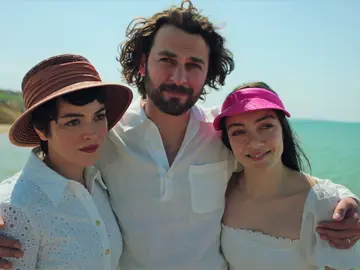 Así ha sido el gran final de 'Inocentes': Los Derenoğlu cumplen el último deseo de su padre sintiéndose por fin libres y felices Así ha sido el gran final de 'Inocentes': Los Derenoğlu cumplen el último deseo de su padre sintiéndose por fin libres y felices