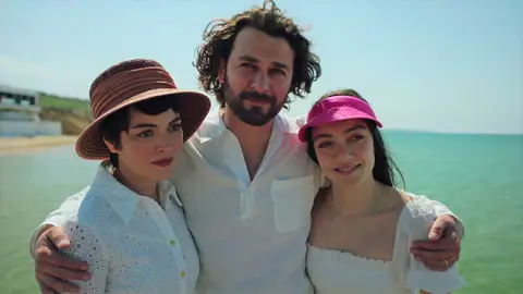 Así ha sido el gran final de 'Inocentes': Los Derenoğlu cumplen el último deseo de su padre sintiéndose por fin libres y felices Así ha sido el gran final de 'Inocentes': Los Derenoğlu cumplen el último deseo de su padre sintiéndose por fin libres y felices