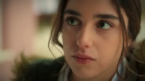 Melisa ayuda a Kadir tras encontrárselo tirado en el suelo: "Quiero quedarme contigo" Melisa ayuda a Kadir tras encontrárselo tirado en el suelo: "Quiero quedarme contigo"