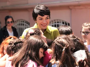 De acumular basura a cuidar niños necesitados...¡así es la nueva Safiye del final de 'Inocentes'! De acumular basura a cuidar niños necesitados...¡así es la nueva Safiye del final de 'Inocentes'!