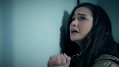 ¡Harika engaña a Aybike y la deja encerrada en una nevera! ¡Harika engaña a Aybike y la deja encerrada en una nevera!