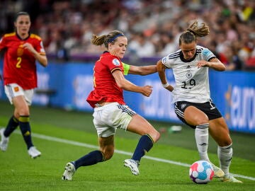 Irene Paredes disputa un balón con Klara Buhl durante el Alemania-España de la Eurocopa 2022