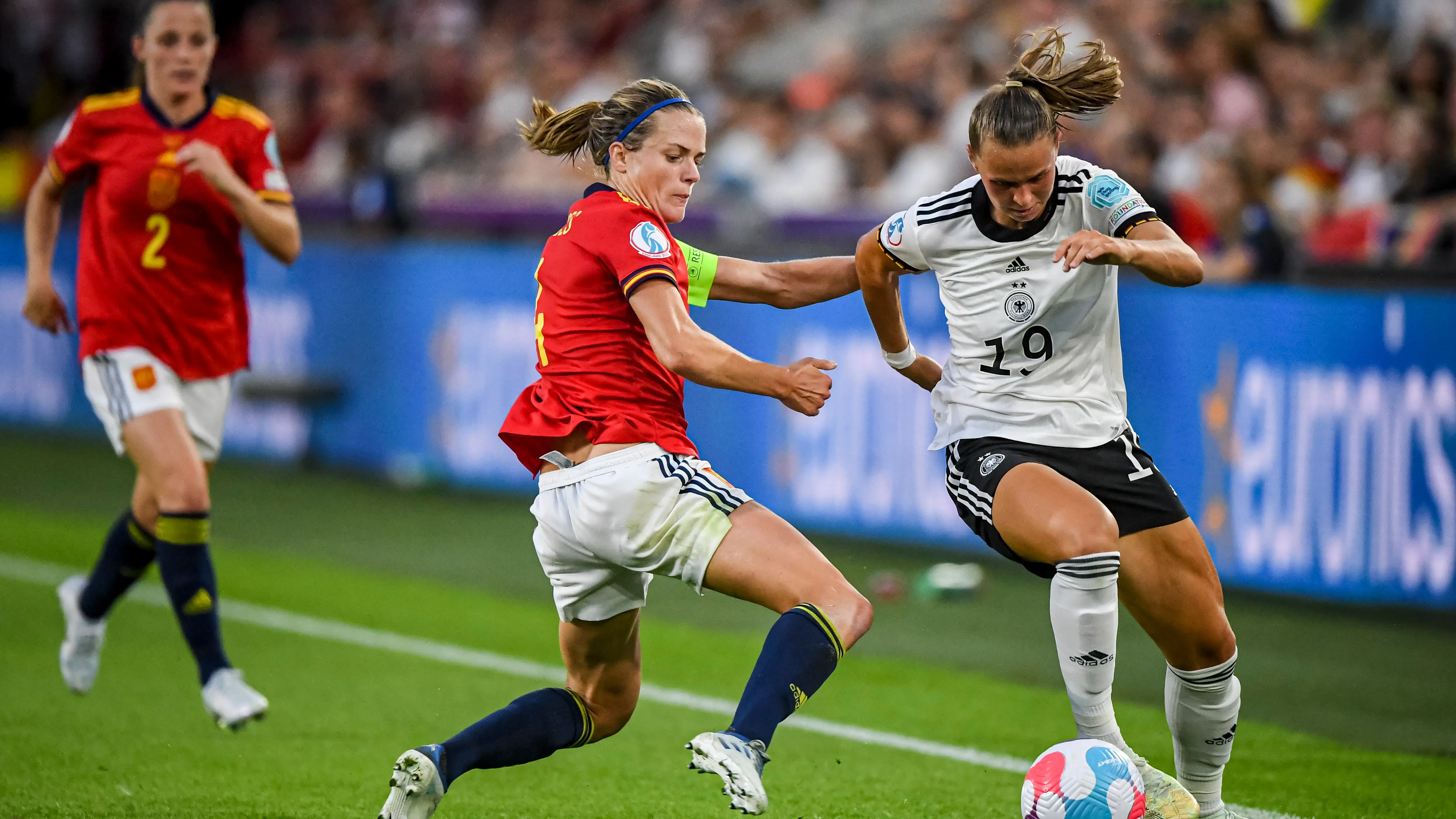 Irene Paredes disputa un balón con Klara Buhl durante el Alemania-España de la Eurocopa 2022 Irene Paredes disputa un balón con Klara Buhl durante el Alemania-España de la Eurocopa 2022