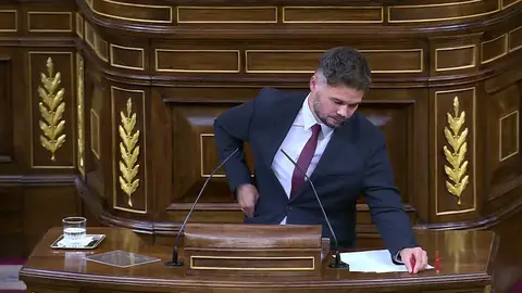Rufián saca 3 balas durante su intervención en el Debate del Estado de la Nación Rufián saca 3 balas durante su intervención en el Debate del Estado de la Nación