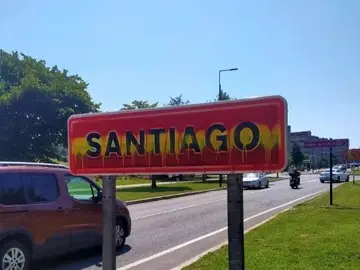 Cartel vandalizado a la entrada de Santiago de Compostela Cartel vandalizado a la entrada de Santiago de Compostela