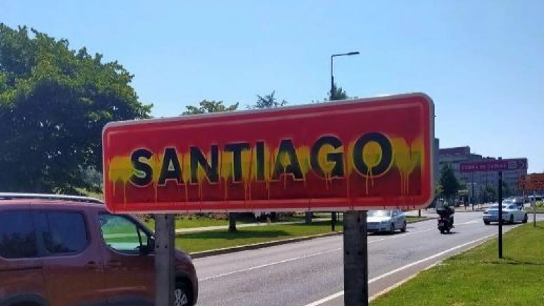 Cartel vandalizado a la entrada de Santiago de Compostela