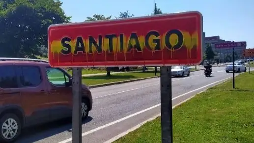 Cartel vandalizado a la entrada de Santiago de Compostela Cartel vandalizado a la entrada de Santiago de Compostela