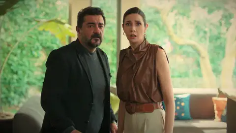 ¡Pillados!: ¡Harika descubre a Suzan y a Akif, a punto de besarse! ¡Pillados!: ¡Harika descubre a Suzan y a Akif, a punto de besarse!