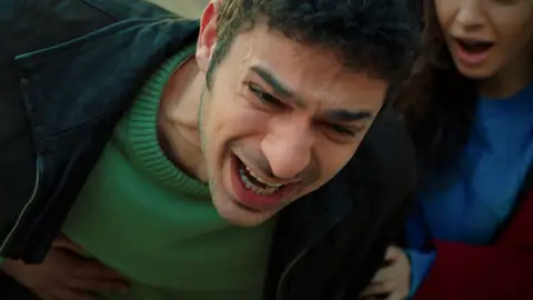 ¡Kadir, al borde de la muerte tras ser apuñalado delante de sus hermanos! ¡Kadir, al borde de la muerte tras ser apuñalado delante de sus hermanos!