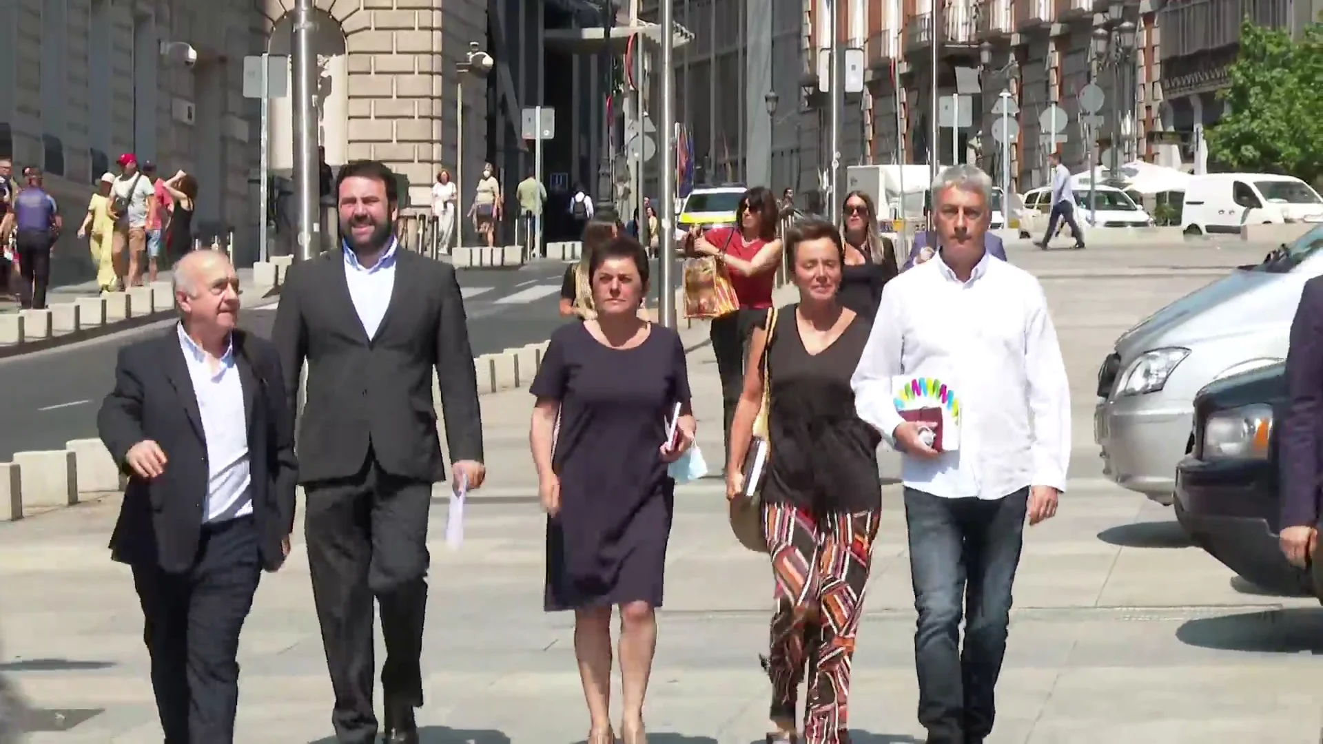 Los diputados de EH Bildu a las puertas del Congreso Los diputados de EH Bildu a las puertas del Congreso