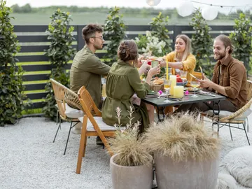 Un grupo de jóvenes en una terraza de verano. Un grupo de jóvenes en una terraza de verano.