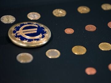 Diferentes monedas de euro pertenecientes a una exposición