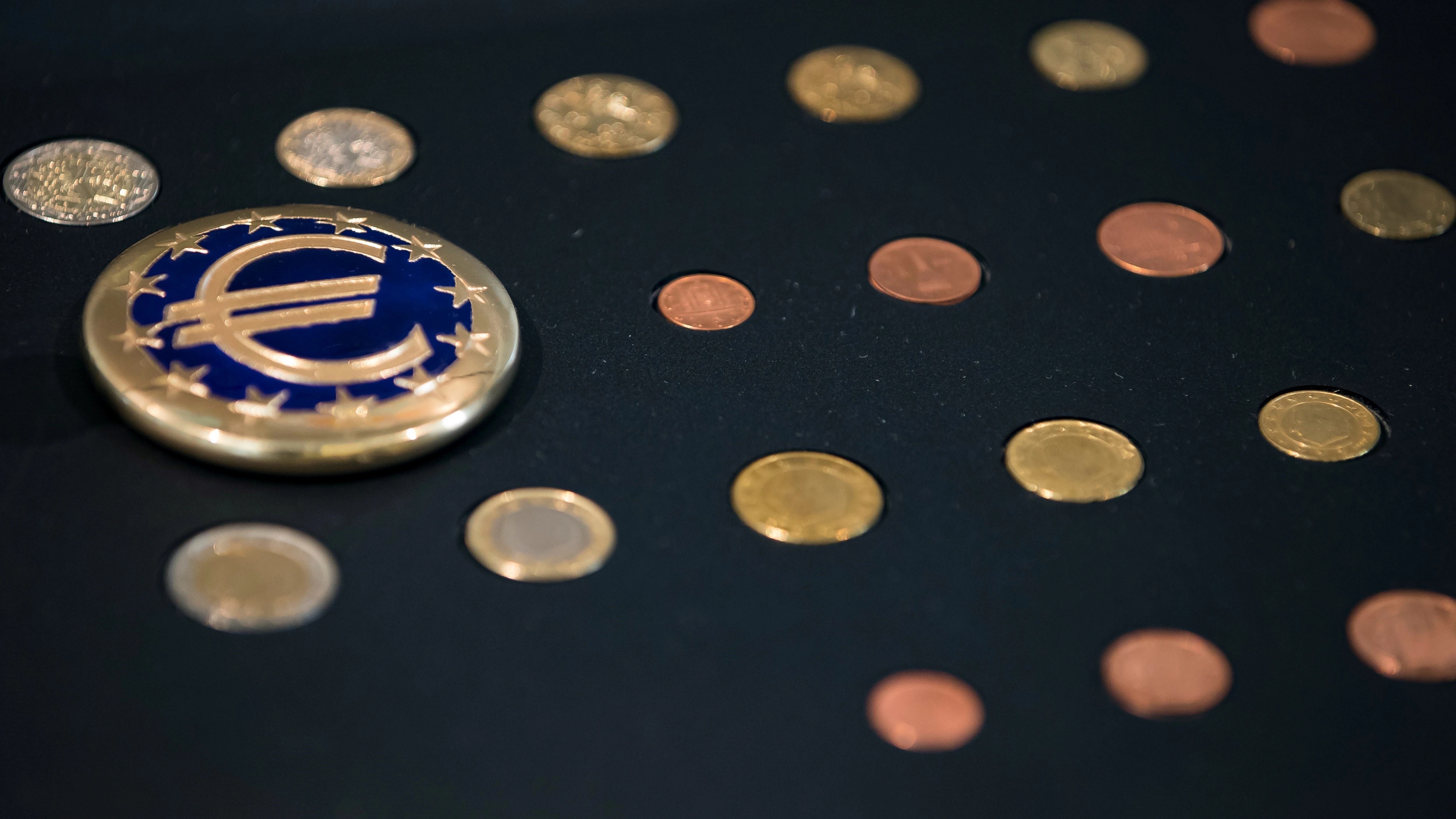 Diferentes monedas de euro pertenecientes a una exposición Diferentes monedas de euro pertenecientes a una exposición