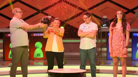 ¡Polémica en la bomba caliente! Jesús se lava las manos… literalmente ¡Polémica en la bomba caliente! Jesús se lava las manos… literalmente