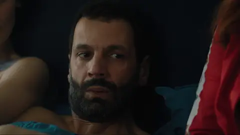 ¡Giro en los acontecimientos! Morgane se cuela en la habitación con Karadec y Roxane ¡Giro en los acontecimientos! Morgane se cuela en la habitación con Karadec y Roxane