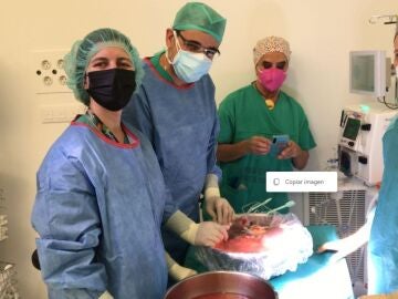El equipo médico que ha participado en el primer trasplante en A Coruña de un hígado preservado
