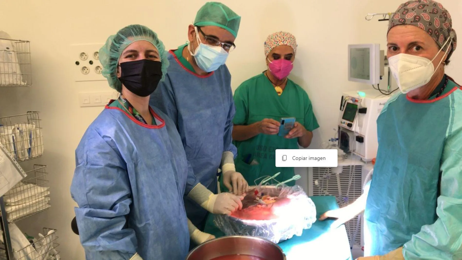 El equipo médico que ha participado en el primer trasplante en A Coruña de un hígado preservado