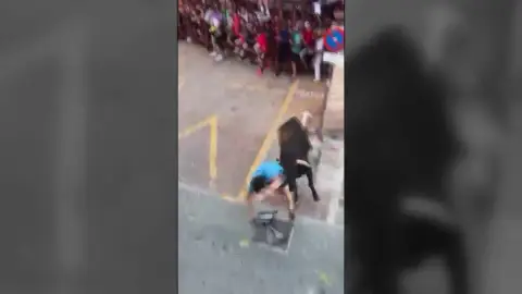 El vídeo de un mozo herido por asta de toro en las fiestas de Moratalla (Murcia) El vídeo de un mozo herido por asta de toro en las fiestas de Moratalla (Murcia)