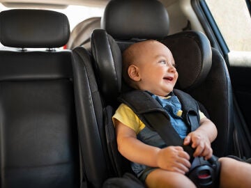Bebé en silla de coche