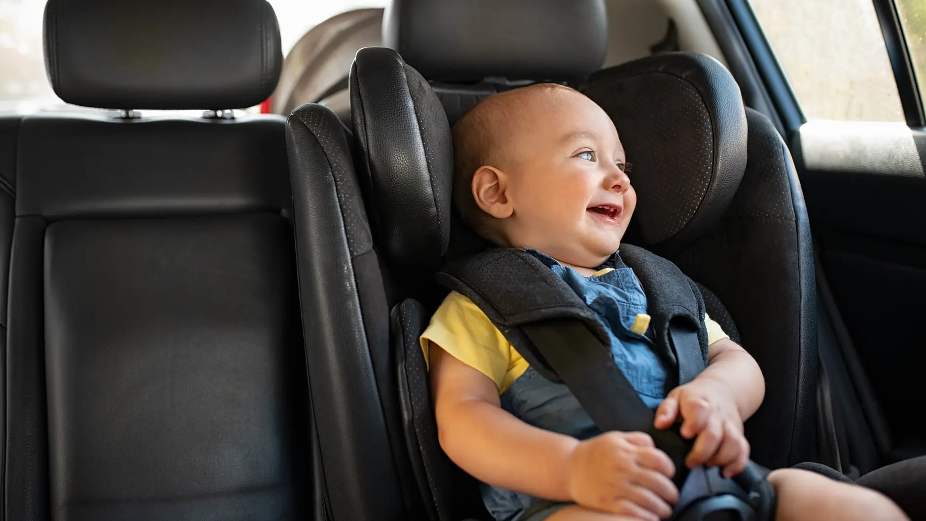 Bebé en silla de coche