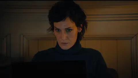 Roxane investiga a Morgane ¿Qué será lo que está buscando? Roxane investiga a Morgane ¿Qué será lo que está buscando?