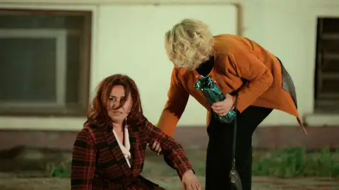 Sermin encuentra a Sevda fuera de sí en la puerta del hospital Sermin encuentra a Sevda fuera de sí en la puerta del hospital