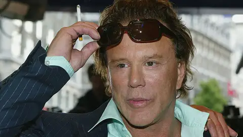 Mickey Rourke carga contra Tom Cruise tras su última película: "Lleva haciendo el mismo maldito papel 35 años" Mickey Rourke carga contra Tom Cruise tras su última película: "Lleva haciendo el mismo maldito papel 35 años"