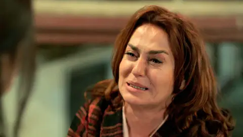 Sevda intenta darle explicaciones a Ümit: “¡Ayla te han mentido todos estos años!” Sevda intenta darle explicaciones a Ümit: “¡Ayla te han mentido todos estos años!”