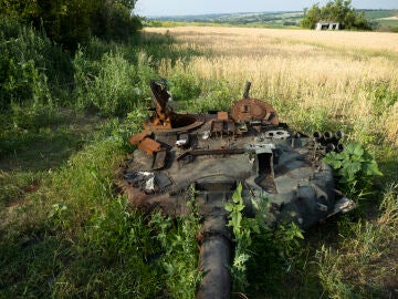 Fotografía de la parte superior de un tanque ruso destrozado