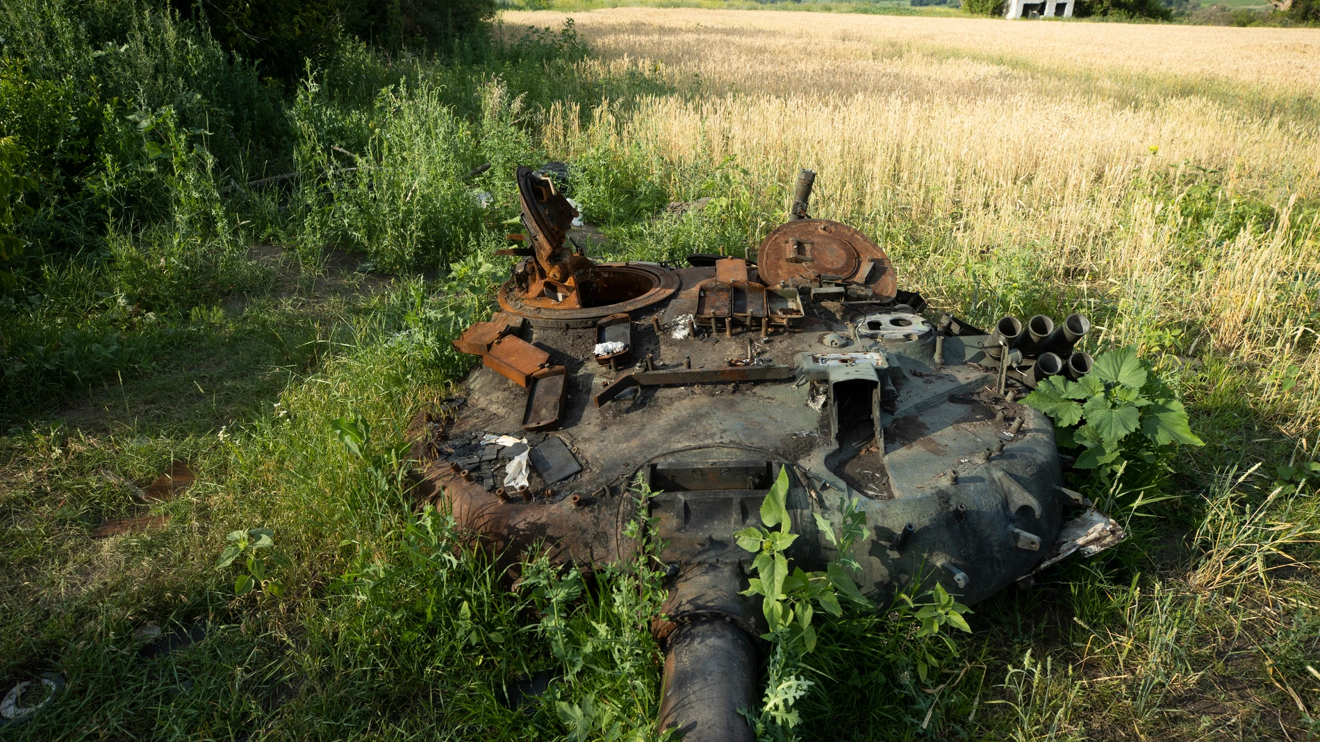 Fotografía de la parte superior de un tanque ruso destrozado