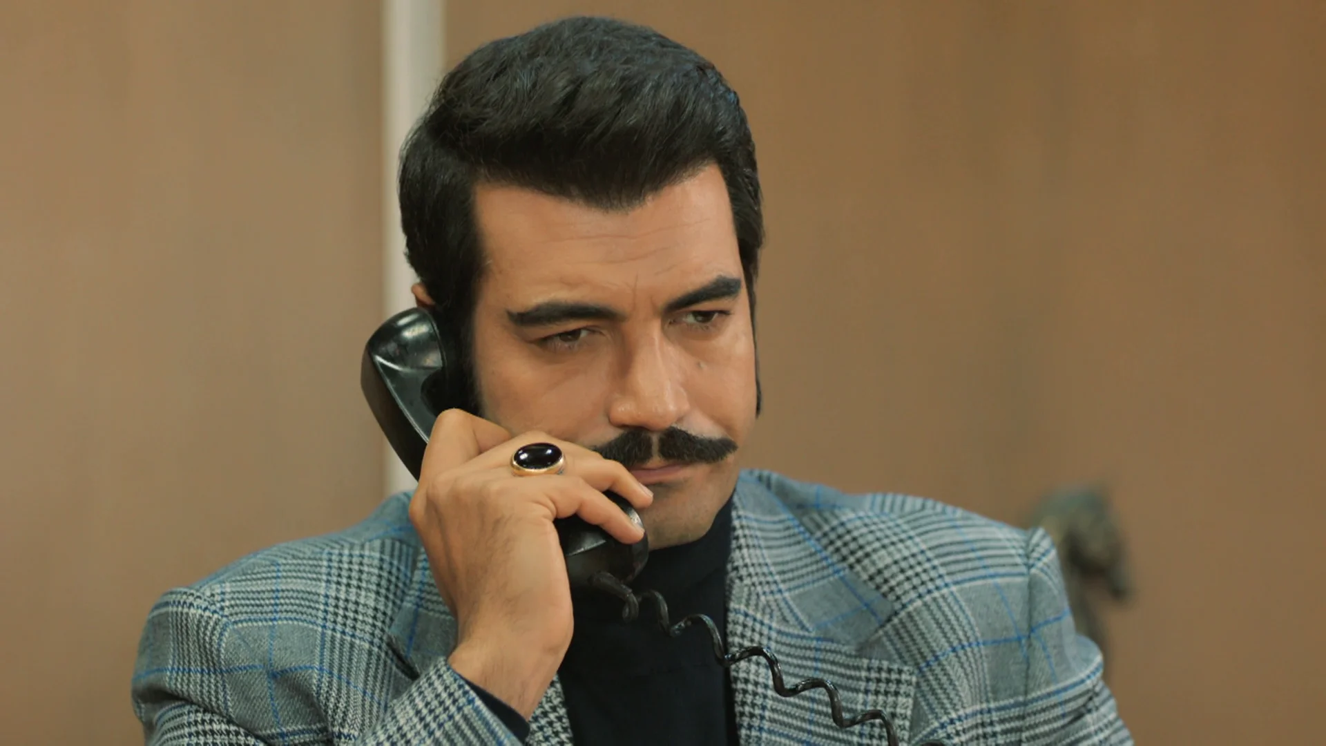 Demir veta a Ümit la entrada a la fiesta de cumpleaños de su hijo